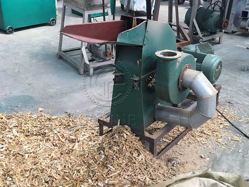 High-efficiency household chicken and duck feed crusher