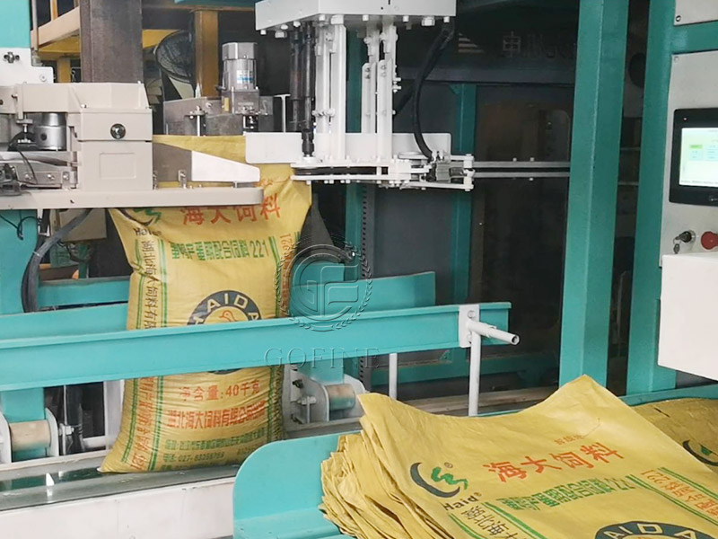 Fully automatic packaging machine for feed pellets